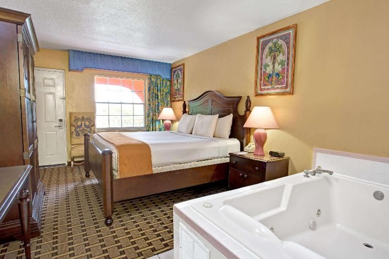 Howard Johnson by Wyndham Lake Front ParkKissimmee 3