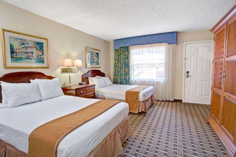 Howard Johnson by Wyndham Lake Front ParkKissimmee 2