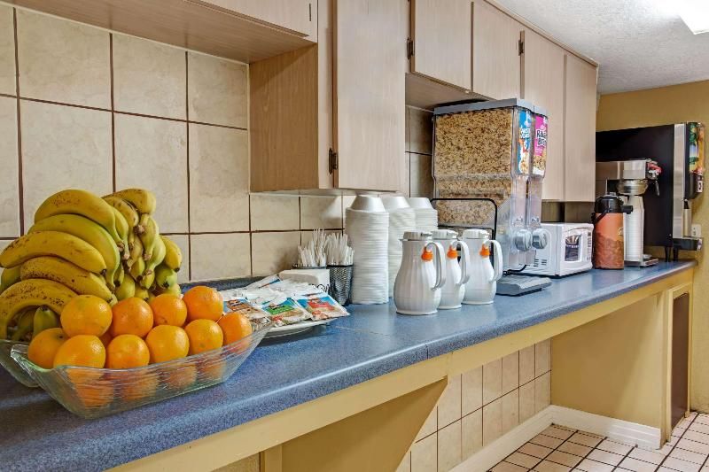 Howard Johnson by Wyndham Lake Front ParkKissimmee 1