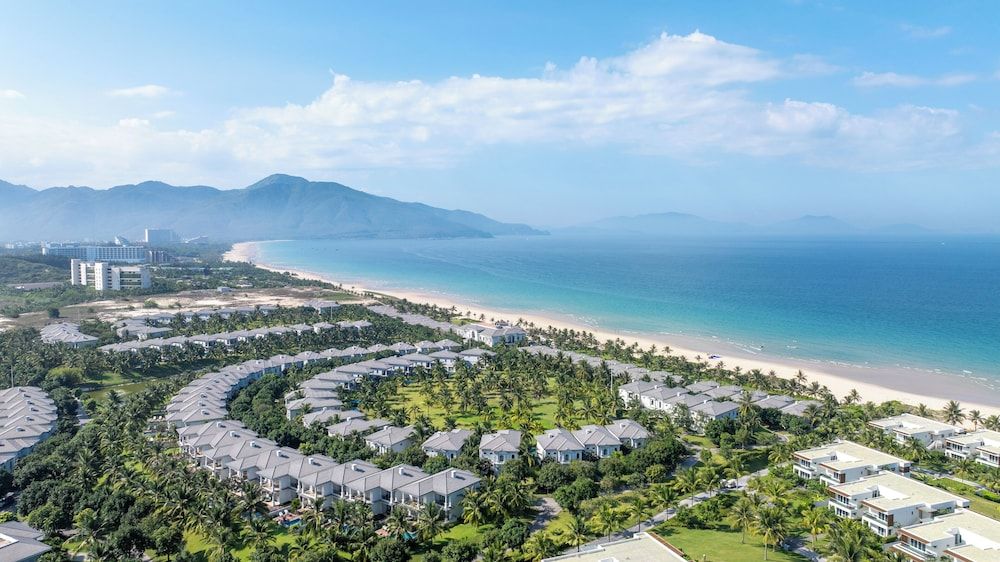 Melia Vinpearl Cam Ranh Beach Resort 1