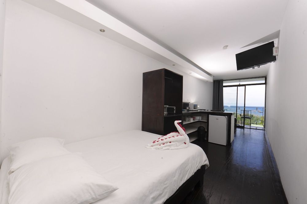 El Faro Containers Beach Hotel 3