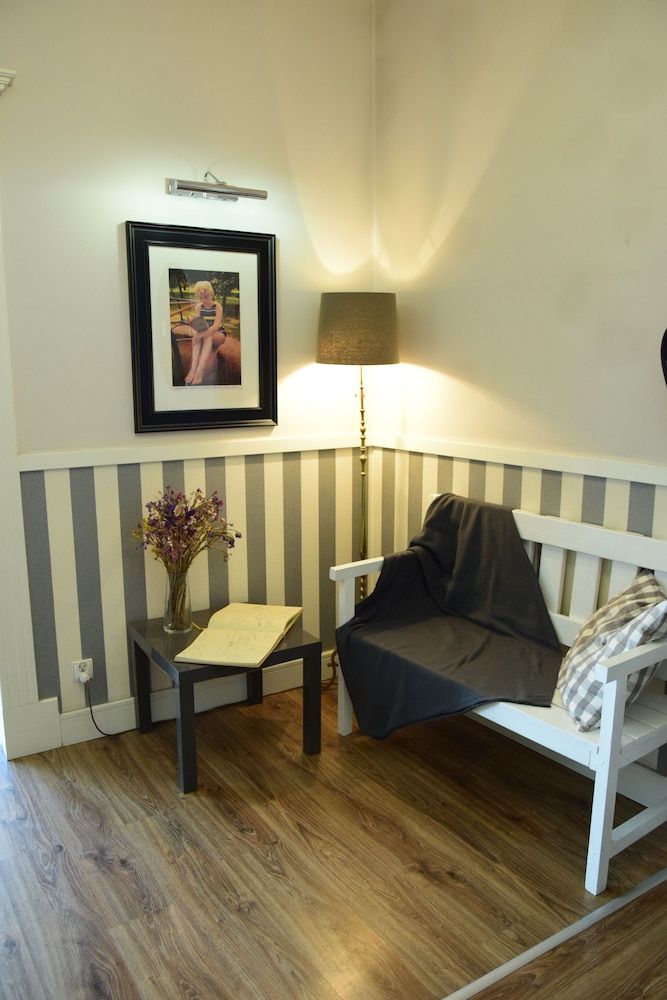 Blooms Inn & Apartments 3