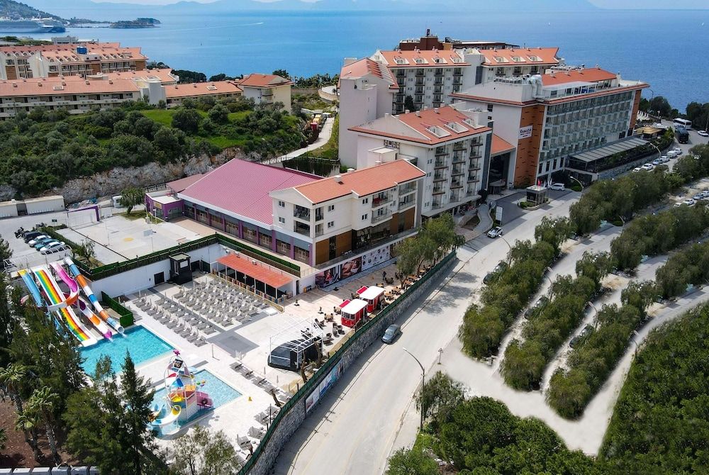 Ramada Hotel & Suites by Wyndham Kusadasi 3 estrellas en Kuşadası