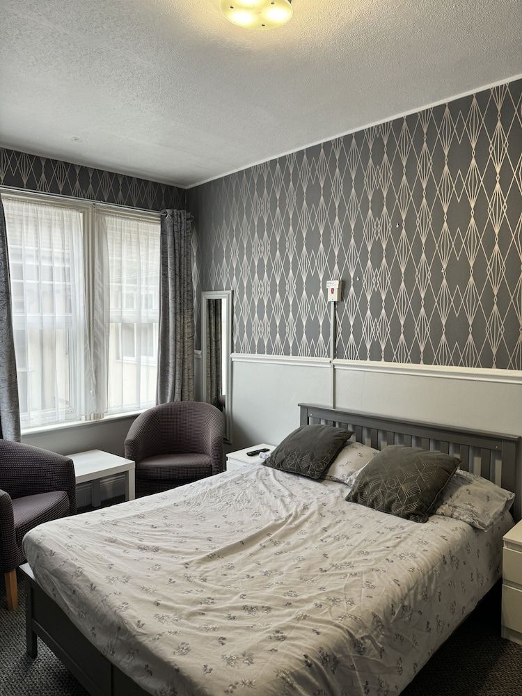 EASTON AT THE MAJESTIC 2