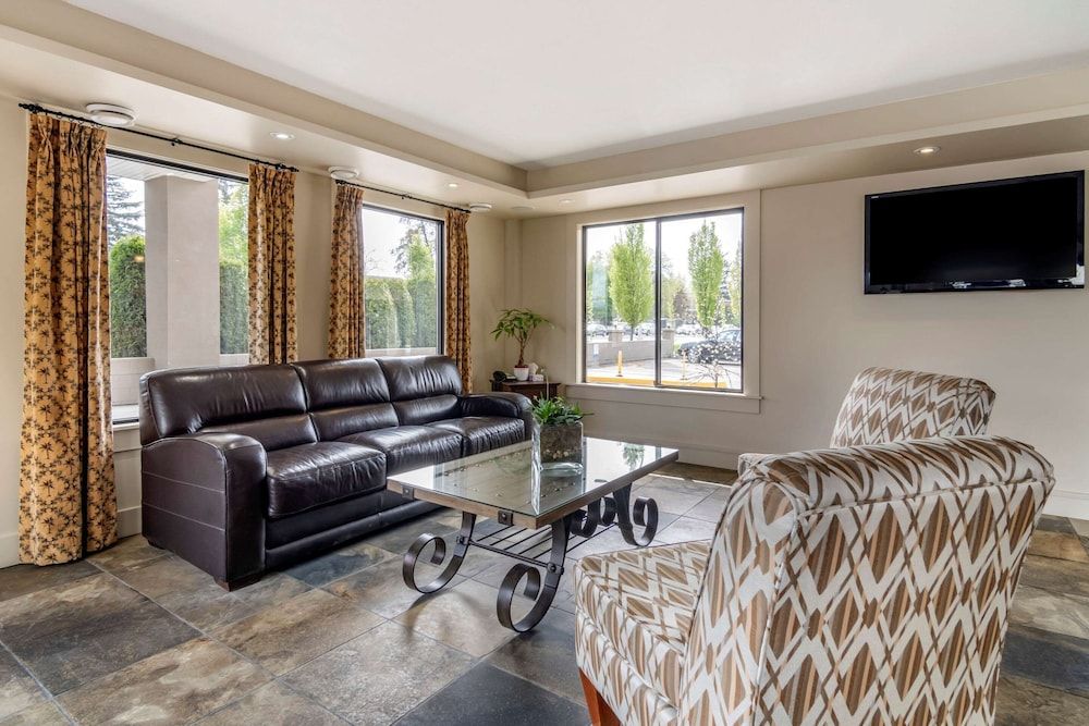 Econo Lodge Inn & Suites 3