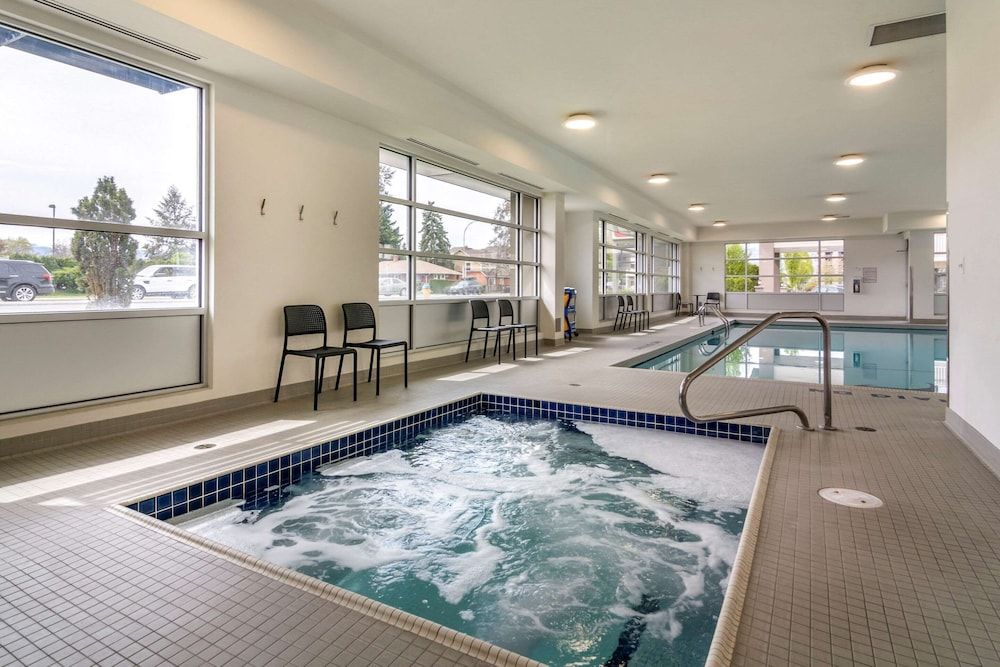 Econo Lodge Inn & Suites 1