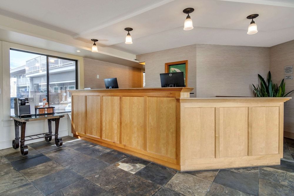 Econo Lodge Inn & Suites 2