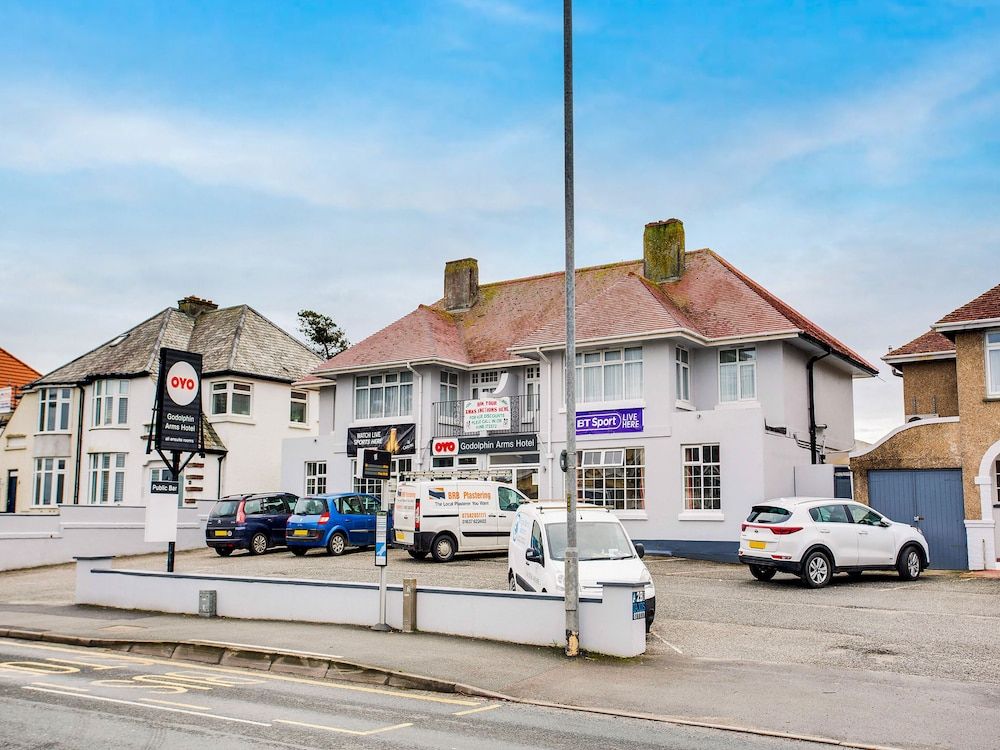 OYO Godolphin Arms Hotel 1