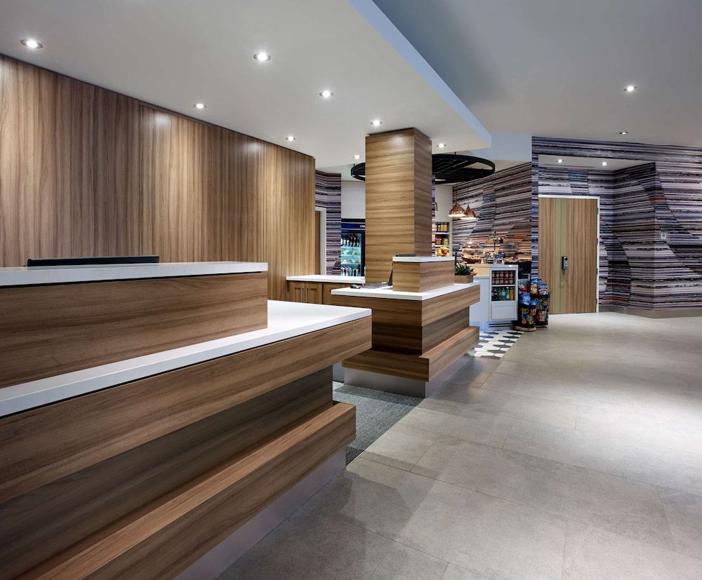 Hilton Garden Inn Toronto Airport 2