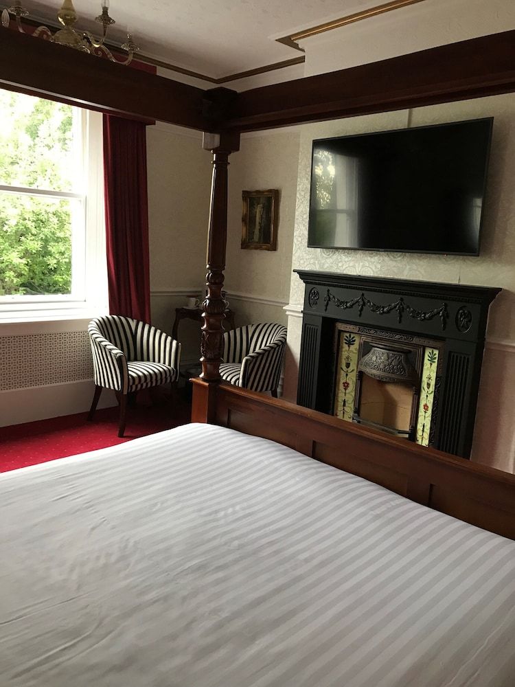 Brook Hall Hotel 3