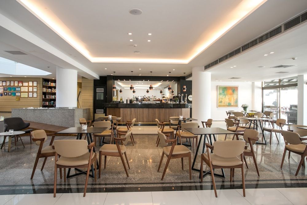 Crystal Springs Beach Hotel 2