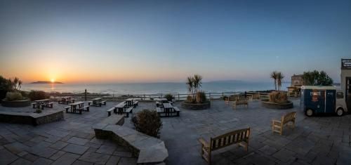 Shoreline Hotel 2