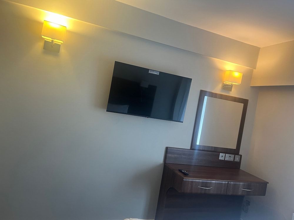 Riverside Hotel 3