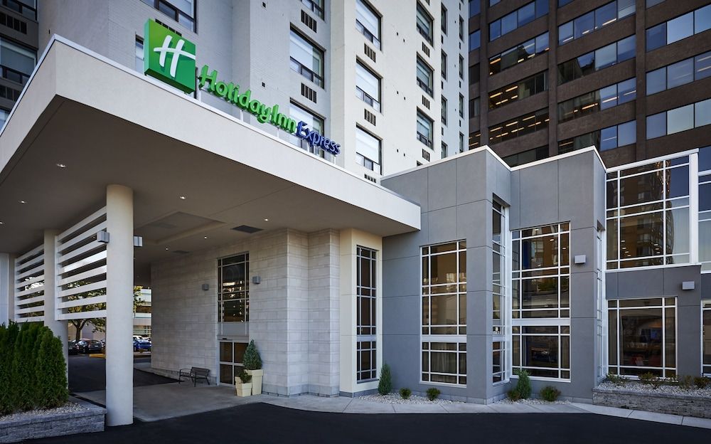Holiday Inn Express Windsor Waterfront, an IHG Hotel 1