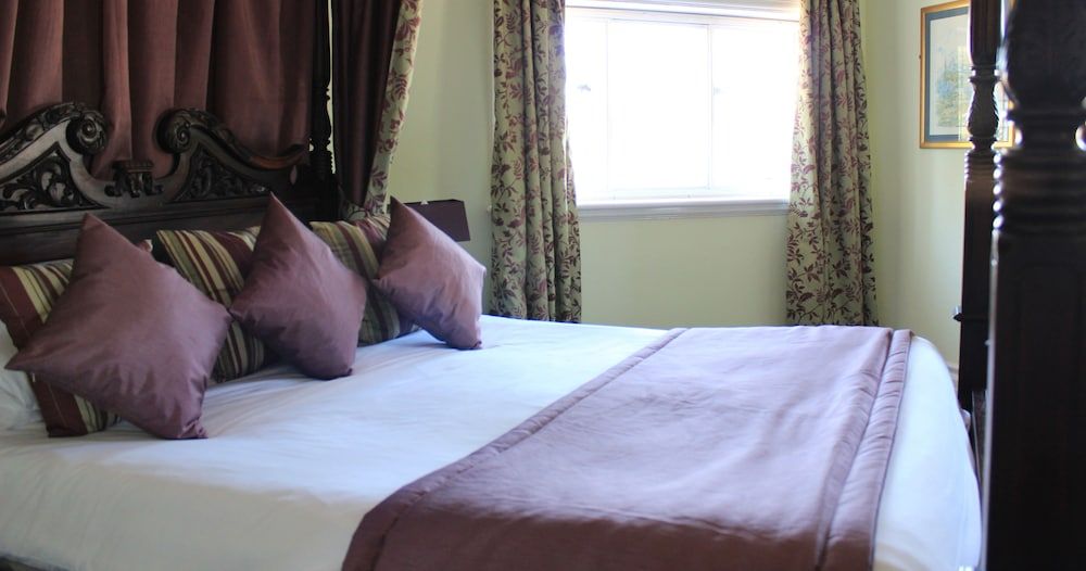 The Devil's Punchbowl Hotel 3