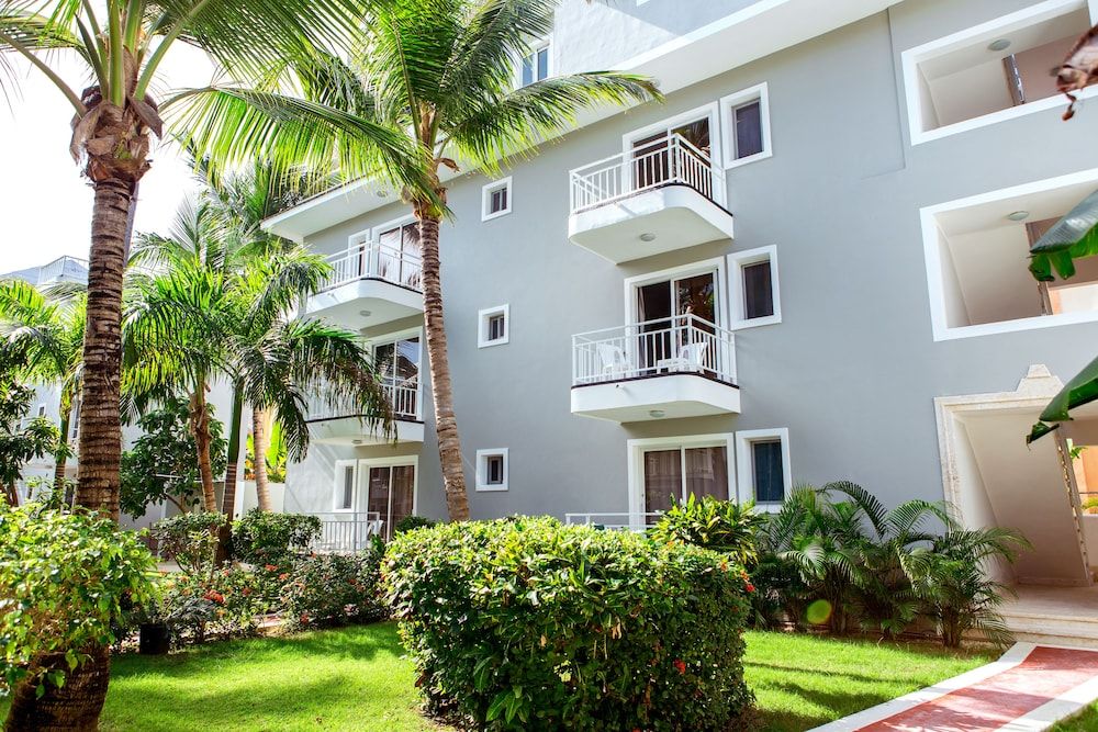 Hotel Tropicana Suites Deluxe Beach Club & Pool 2