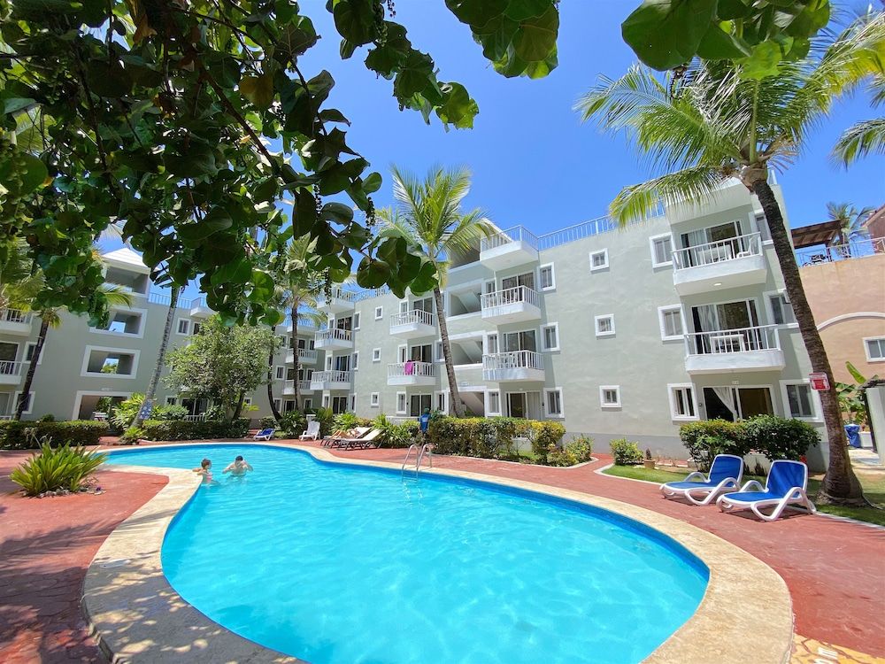 SOL CARIBE SUITES DELUXE Beach Club and Pool 1