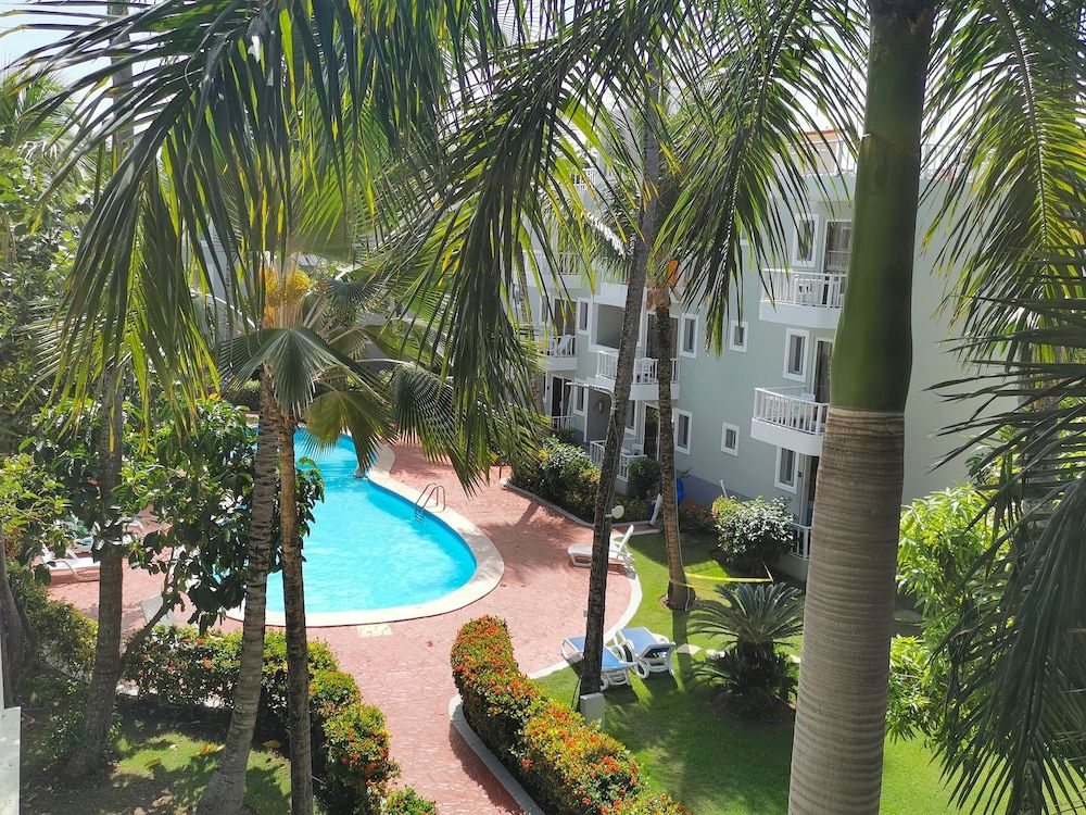 SOL CARIBE SUITES DELUXE Beach Club and Pool 2