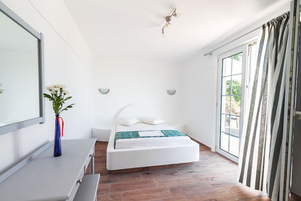 Villa Iliovasilema Santorini 3