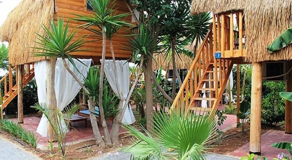 Triton Hotel & Bungalows 1
