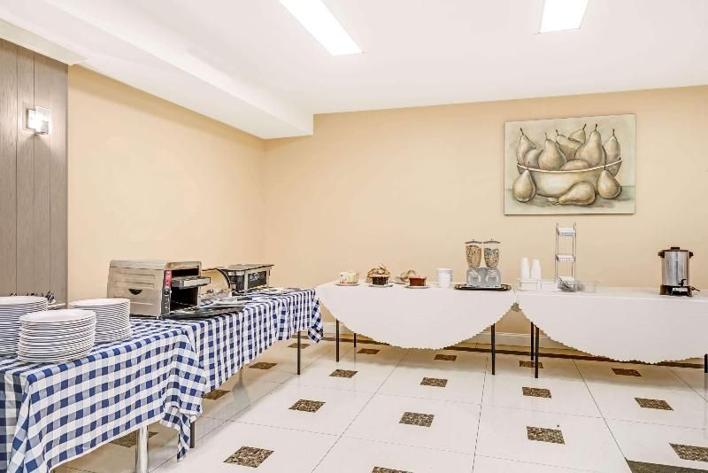 Howard Johnson by Wyndham Long Island City 1