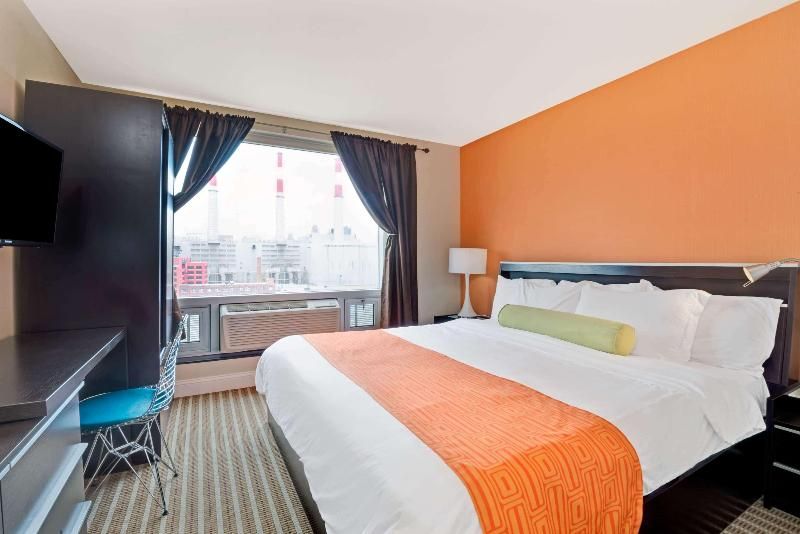 Howard Johnson by Wyndham Long Island City 2