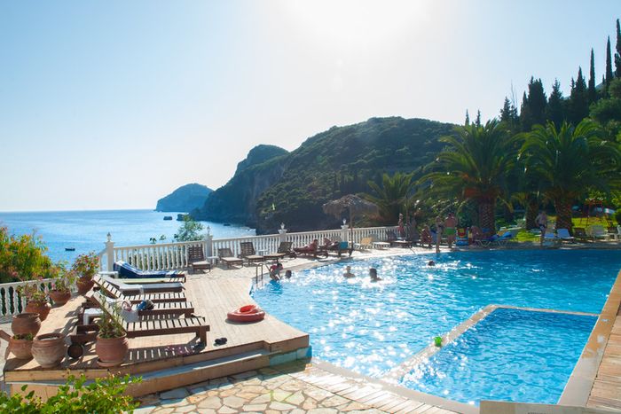 🏝️🩵CORFÚ TODO INCLUIDO ¡Una de las paradisiácas Islas Griegas!👨‍👩‍👧‍👦✈️ 7 noches con  Vuelos + Hotel 4★ frente a la playa | Grecia