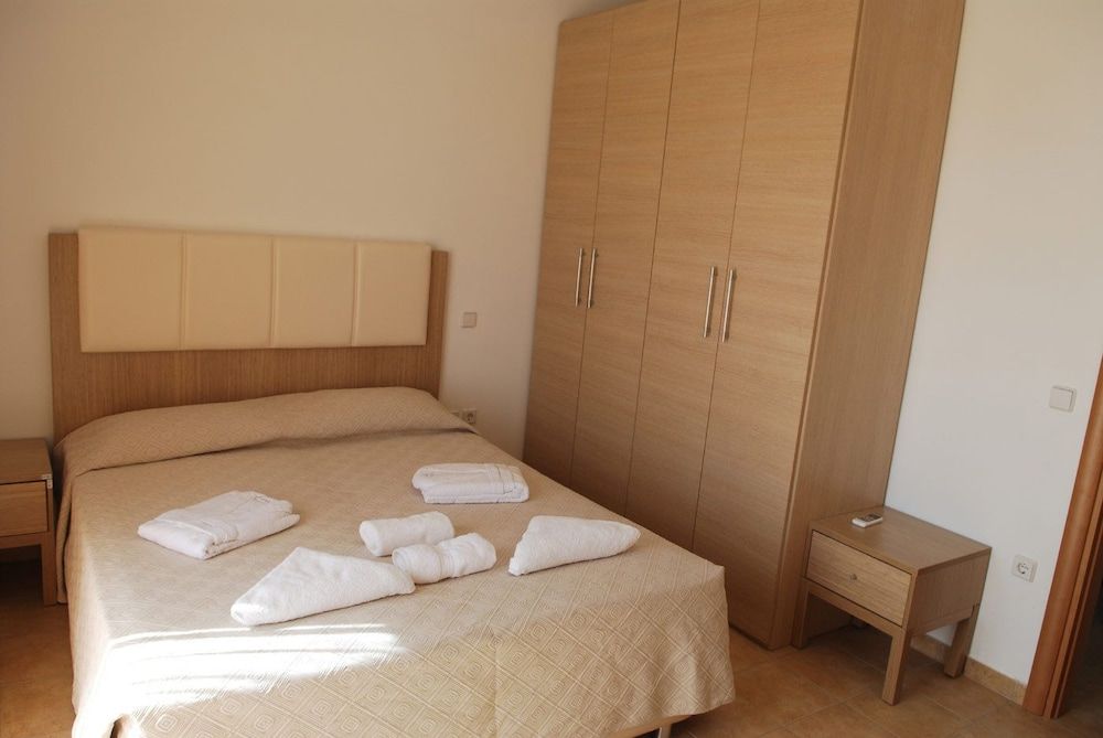 Gennadi Garden Apartments 3