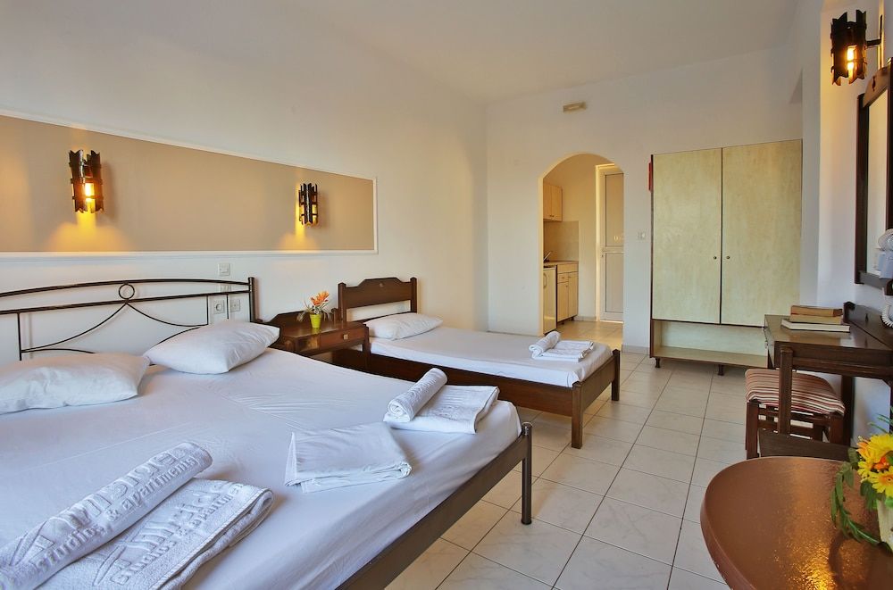 Hillside Studios & Apartments 3