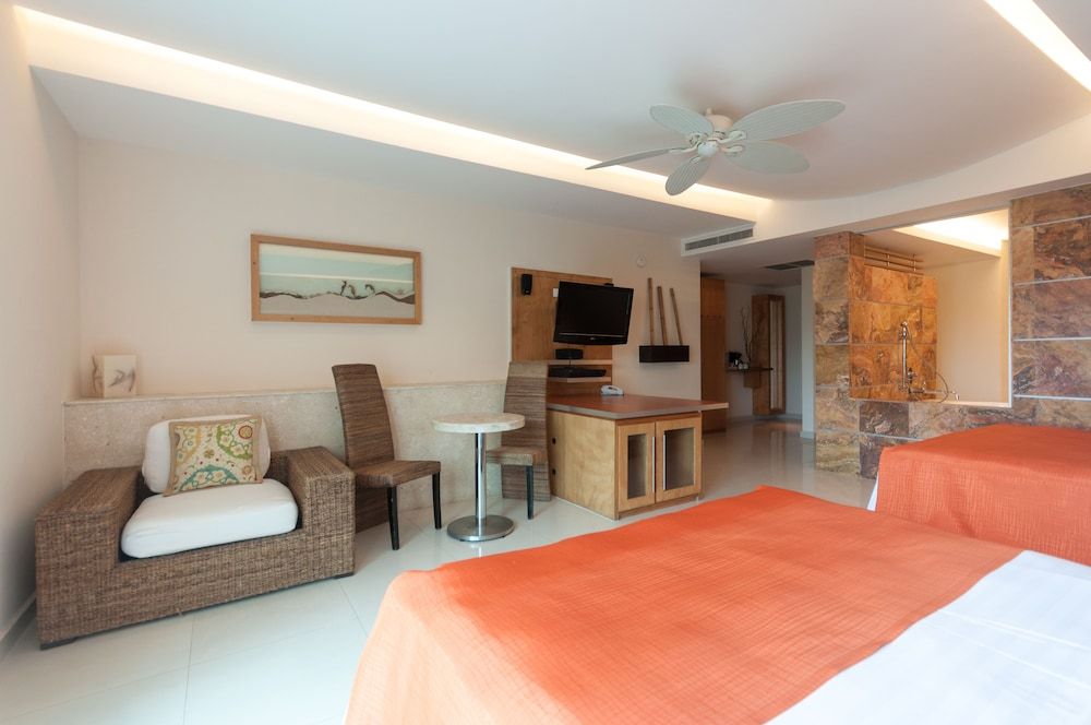 Artisan Family Hotels And Resorts Playa Esmeralda 3