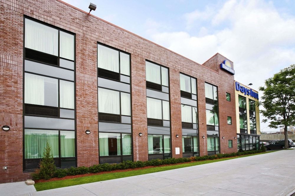 Days Inn by Wyndham Bronx Near Stadium 1