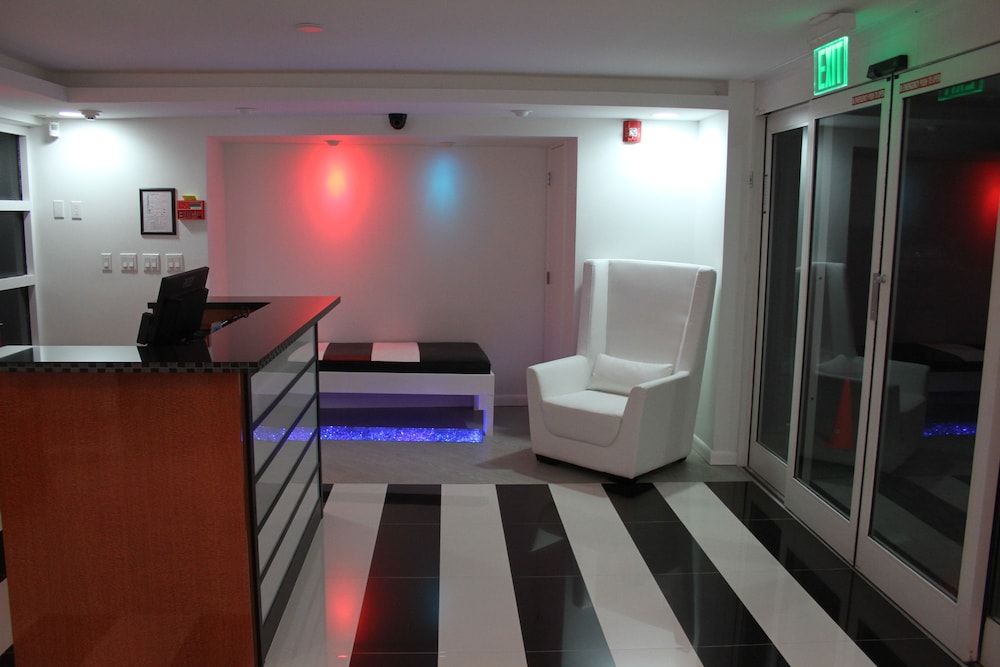 La Breeze Inn & Suites 2