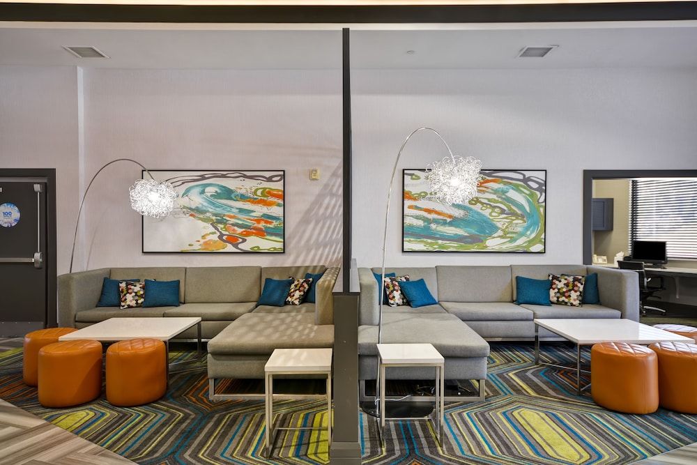 Hampton Inn & Suites Los Angeles Burbank Airport 2