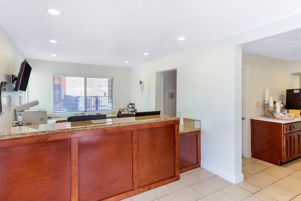 Howard Johnson  & Suites by Wyndham Chula Vista 2