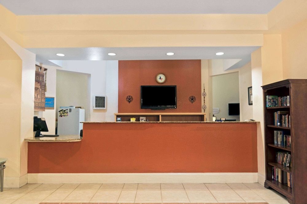 Super 8 by Wyndham Austin/Airport South 3