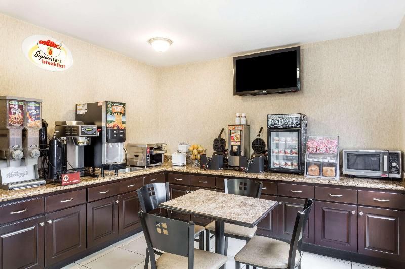 Super 8 by Wyndham Phoenix Downtown 3