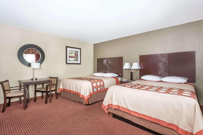 Super 8 by Wyndham Phoenix Downtown 1
