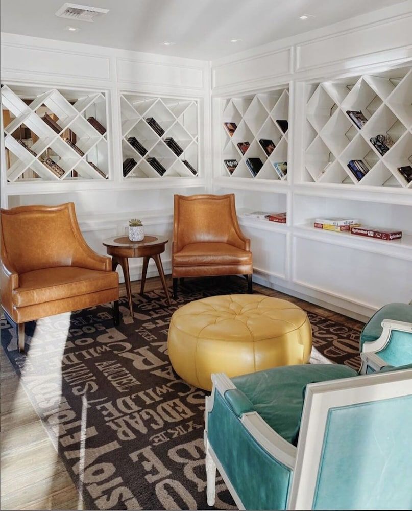 Lakehouse Hotel and Resort 2