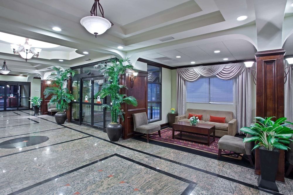 La Quinta Inn & Suites by Wyndham Downtown Conference Center 2