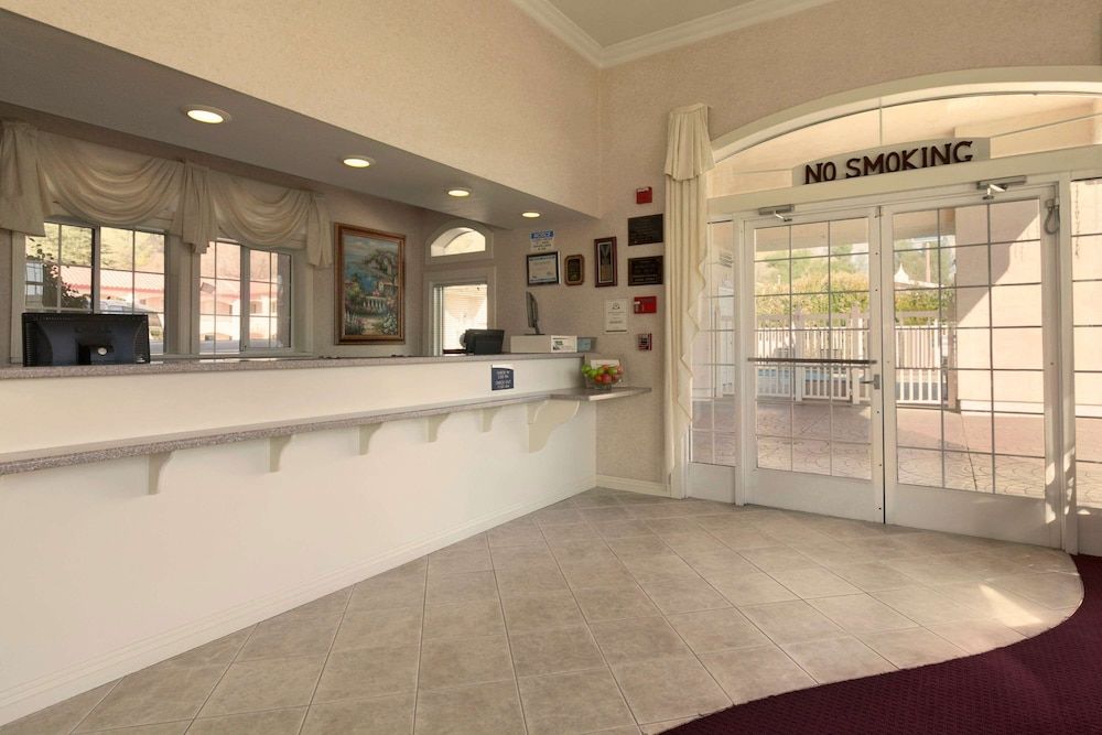 Travelodge by Wyndham Redding CA 3