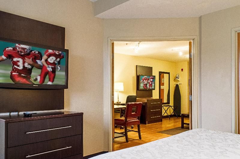 Red Roof PLUS+ Boston - Logan 3