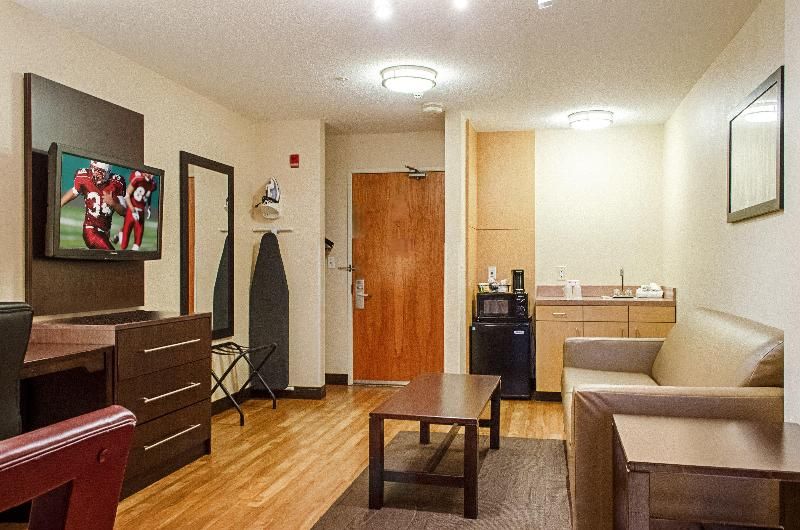 Red Roof PLUS+ Boston - Logan 2