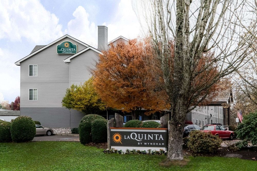 La Quinta Inn & Suites by Wyndham Eugene 1