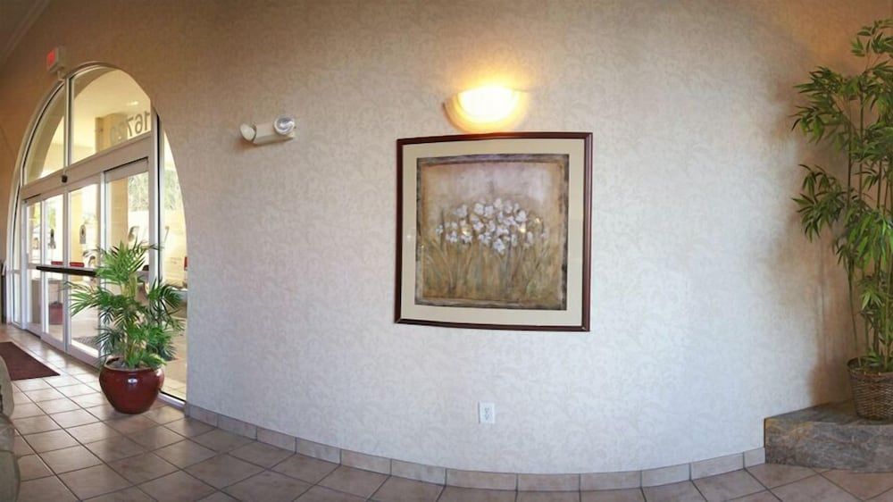 Ramada by Wyndham SeaTac Airport 2