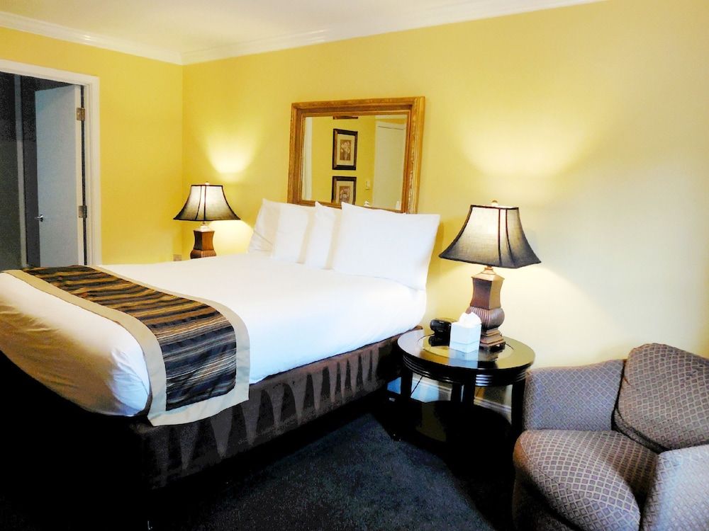 Sea Breeze Inn & Logde 2