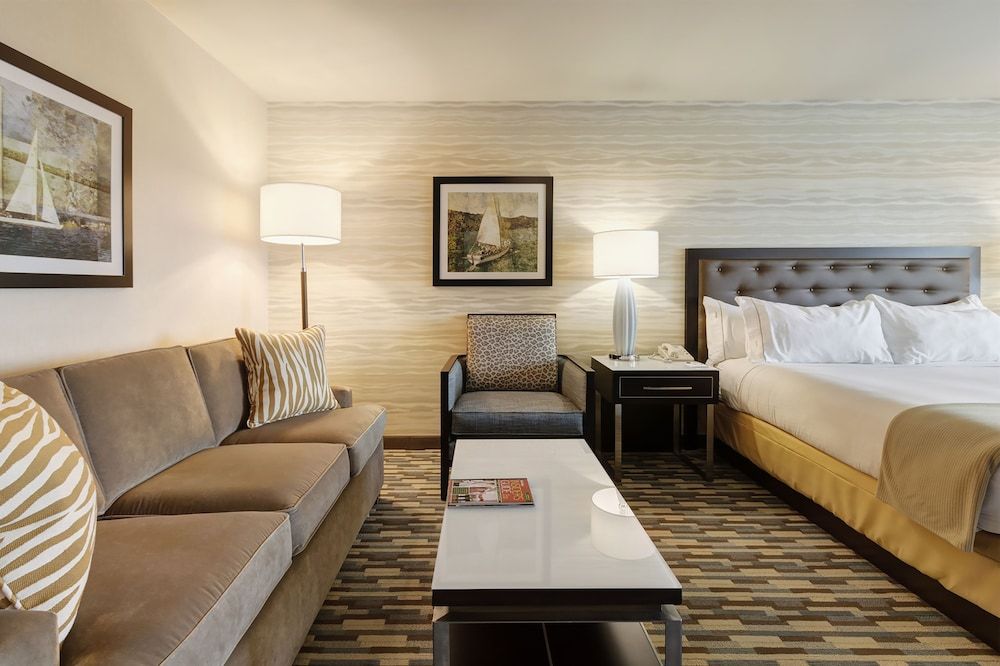 Holiday Inn Express Hotel & Suites Warwick-Providence (Arpt), an IHG Hotel 2