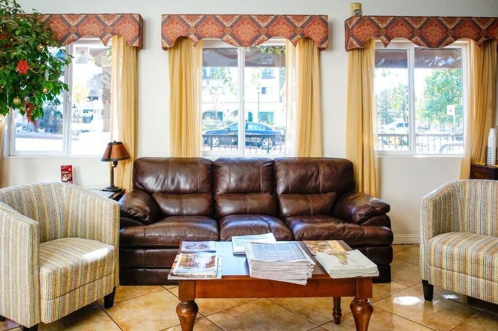 Lamplighter Inn & Suites 3