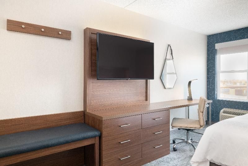 Holiday Inn Express & Suites Boston - Cambridge 3