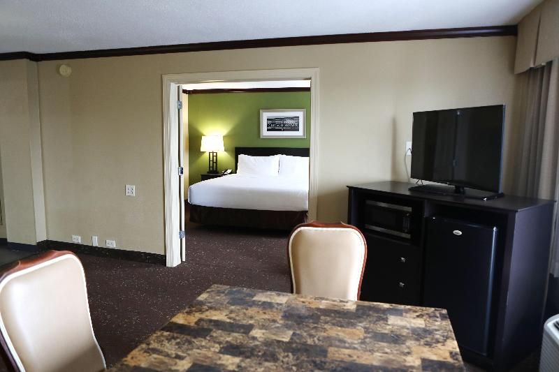 Holiday Inn Chicago Oakbrook 2