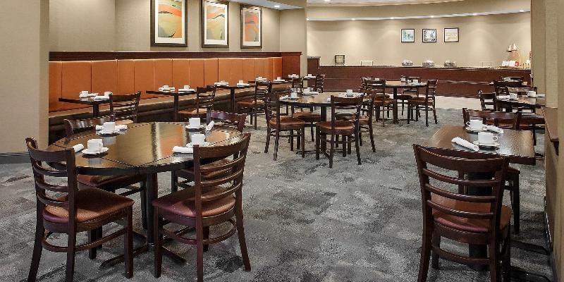 Holiday Inn Hotel & Suites Boston - Peabody 2